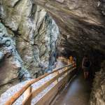 Weg durch den Felsen in der Liechtensteinklamm